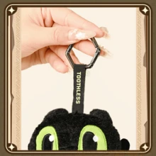 《驯龙高手》夜煞毛绒钥匙扣 - 官方授权，采用优质毛绒面料精心制作，忠实还原夜煞的标志性设计。360°旋转金属挂钩，方便挂在背包、钥匙或行李箱上，并采用耐用防水材质。可爱造型与实用功能完美结合，是《驯龙高手》粉丝的理想之选。 - 彩色 - 查看 4