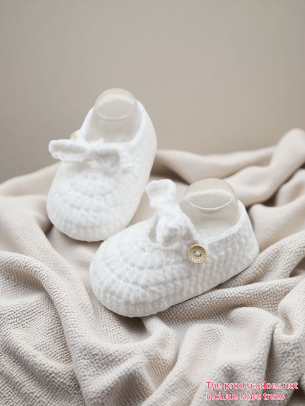 زوج من الأحذية الصغيرة للرضع المصنوعة يدويًا بالكروشيه مع فيونكة، جوارب الأرض الداخلية للأطفال الرضع قبل المشي