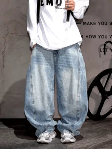 Calça jeans masculina estilo vintage com design desgastado e perna larga, estilo streetwear, com caimento solto - Lavagem Média - Ver 3