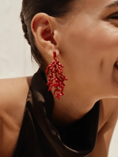 1 Paar neue ozeanstil rote Korallen-Spray lackierte Beach Chic minimalistische Ohrringe für Frauen