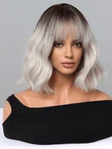 这款 12 英寸短卷发假发适合日常佩戴和各种场合，包括母亲节、生日派对、节日、休闲聚会和优雅造型。 - 漸變灰色 - 查看 3