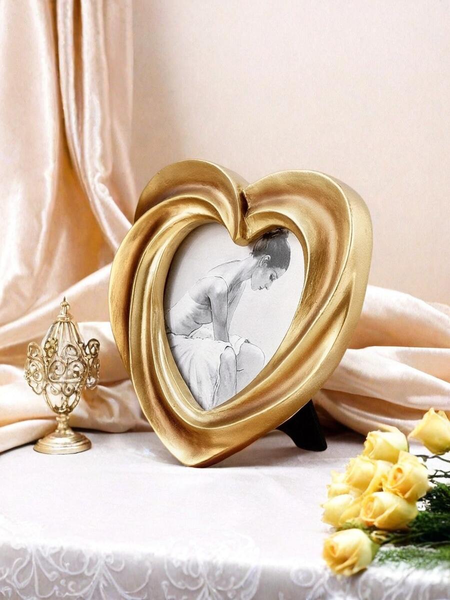 1pc European Retro Heart-Shaped Gold Retro Pattern Decorative Photo Frame, Resin Decorative Crafts, Is The Best Object For Creative People To Design Home Decoration, For Home Desktop Decoration, Gifts For Classmates, Friends And Family, And Birthday Gifts. Room Decoration, Home Decoration, Birthday Decoration, Kitchen, Wedding, Bedroom Decoration, Living Room Decoration, Gift, Party Decoration, Garden Decoration