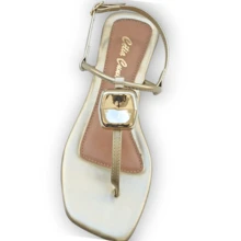 Sandália rasteirinha metalizada dedinho com tira com flores