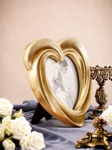1pc European Retro Heart-Shaped Gold Retro Pattern Decorative Photo Frame, Resin Decorative Crafts, Is The Best Object For Creative People To Design Home Decoration, For Home Desktop Decoration, Gifts For Classmates, Friends And Family, And Birthday Gifts. Room Decoration, Home Decoration, Birthday Decoration, Kitchen, Wedding, Bedroom Decoration, Living Room Decoration, Gift, Party Decoration, Garden Decoration