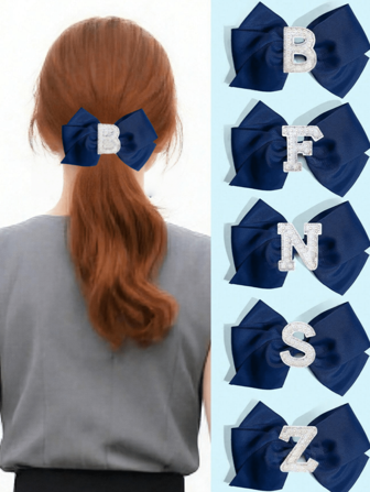 1 pezzo Fermaglio per capelli a fiocco blu navy con 26 lettere A-Z in perla, personalizzato, adatto per ritorno a scuola, per ragazze con coda di cavallo, accessorio per capelli per bambine, adatto per campus, feste e occasioni speciali