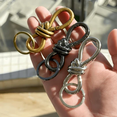 1个扭结包包挂饰钥匙扣，D形环钥匙扣 - 高品质奢华包包配饰，为您的包包增添时尚气息，适合日常使用、特殊场合，设计百搭，时尚吸睛，优雅独特，经久耐用，实用美观，尽显品味。是送给女性朋友、周年纪念日、返校季的理想礼物。