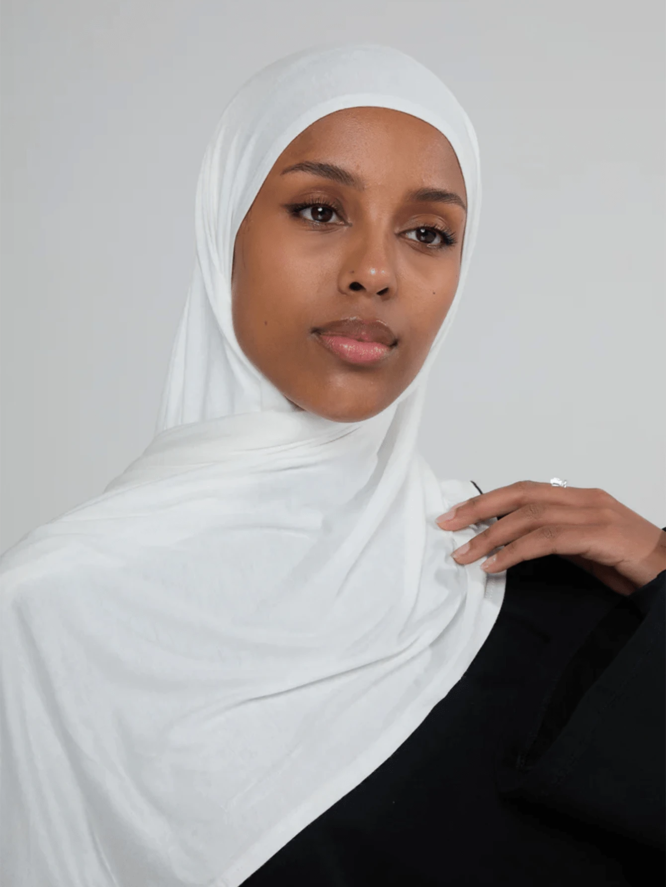 1件速干针织头巾，采用柔软透气、抗起球面料制成。系带式头巾。适合穆斯林全年佩戴及日常穿着。 - 白色 - 查看 1