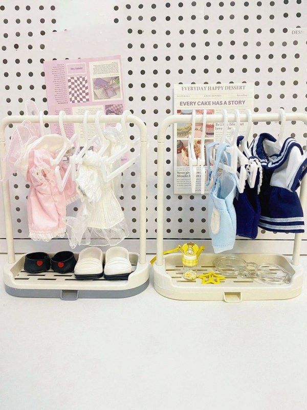 Rack de rangement pour vêtements de poupée, cintres dédiés de 15/20 cm pour poupées, support pour l'affichage des vêtements, cintres pour accessoires de poupée, râtelier de vêtements avec étagère de rangement et crochets - organisateur de suspension mini robuste, petit râtelier à vêtements pour poupées et costumes d'animaux de compagnie, chaussures