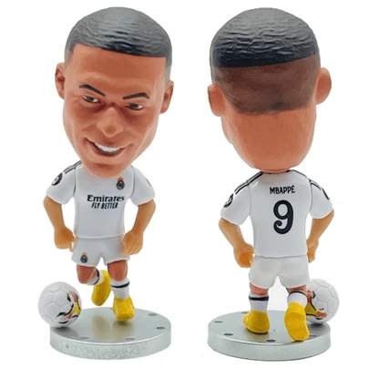Figura coleccionable fútbol soccer Mbappé Real Madrid, figura de Mbappé con uniforme del Real Madrid, colección futbolística