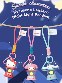 卡通人物油灯夜灯钥匙扣，可爱卡通人物造型，带LED灯功能，是家居装饰、床头灯、儿童房、户外露营、派对礼物、儿童及动漫爱好者生日礼物的完美之选。配有便携腕带和登山扣，做工精细，电池供电，为您的空间增添一抹可爱气息。 - 彩色 - 查看 2