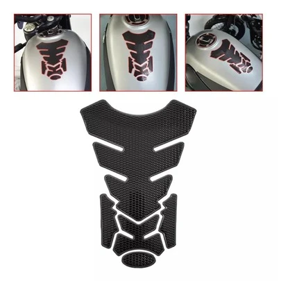Protector universal de tanque para moto antideslizante adhesivo – tank pad con textura tipo honeycomb o fish‑bone para mayor tracción y protección del tanque, compatible con motos deportivas y urbanas – fácil aplicación sin herramientas – material resistente al agua, al sol y combustibles – diseño ergonómico para mejor agarre con rodillas en frenadas – protege pintura de desgaste por chaquetas y cinturones – acabado mate discreto, ideal para personalización estética y funcional – adhesivo 3M de alta calidad que no deja residuos – accesorio esencial para motociclistas que buscan control y estilo – pad duradero y reutilizable – evita rayones y mantiene el tanque como nuevo