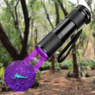 Kit 3 Linternas UV LED Portátiles 395 nm de Aluminio – Mini Luz Negra con 9 LEDs para Detección de Billetes Falsos, Manchas Invisibles, Moho y Fluorescencia – Ideal para Inspección en Casa, Camping, Trabajo Técnico, Veterinaria y Limpieza – Cuerpo de Aluminio Antideslizante con Correa de Mano y Botón Sellado – Función Iluminación Ultraviolet Pensable para Detectar Orina de Mascotas, Sellos de Seguridad, Escorpiones, Plagas y Resinas UV – Operación con Baterías AAA (no incluidas) – Luz compacta profesional para Joyeros, Técnicos, Seguridad, Veterinarios, Hoteles, Detectores de Fraude – Diseño Resistente al Polvo y Salpicaduras, Interruptor de Encendido Seguro, Haz estable de Luz Negra – Herramienta Multifucción para DIY, reparación, inspección industrial o doméstica – Alta intensidad para revelar detalles invisibles a simple vista