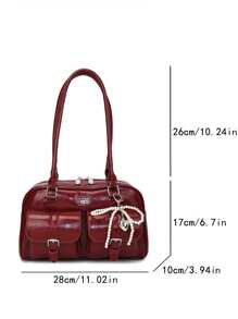 经典纯色PU防水面料,饰以字母图案,拉链封口,点缀珍珠吊坠,可用作时尚单肩包、腋下包、保龄球包、简约女士钱包、优雅女士包、商务电脑包,适合旅行、购物、通勤、聚会和约会等场合。 - 紅色 - 查看 3