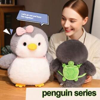 这款可爱的圆滚滚毛绒企鹅玩偶，采用 J-Ellycat 的花生企鹅设计，灰、白、橙三色搭配。触感柔软舒适，是缓解压力和陪伴的完美选择。它是 McHugs 的热门产品，也是 PINGU 企鹅家族的一员。这款卡通玩偶抱起来非常舒服。适合作为毕业礼物、派对礼物、寒假礼物、纪念礼物、生日礼物、情人节礼物、新年礼物以及冬季旅行纪念品。