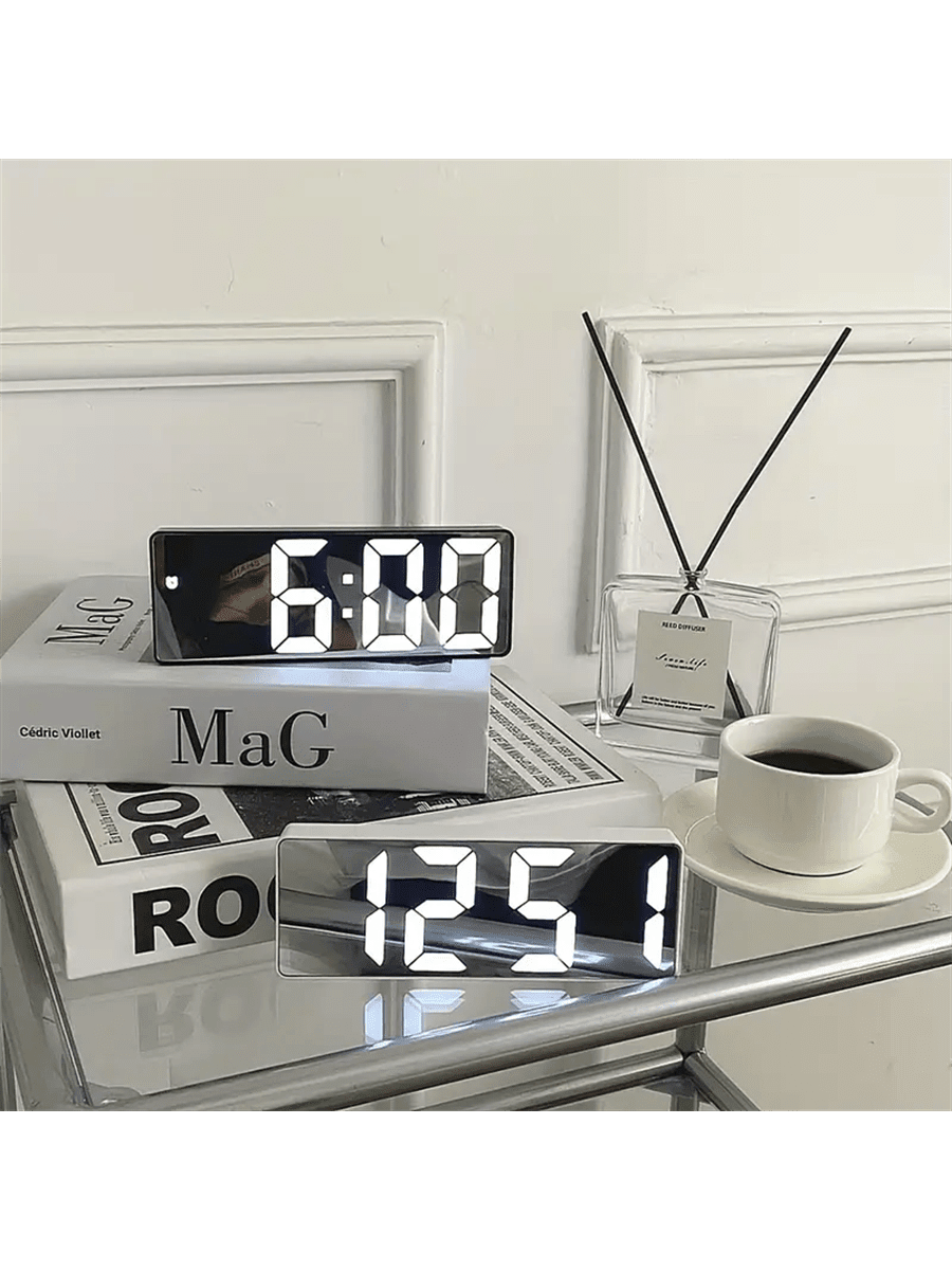 Einfacher Spiegel Wecker, hochauflösende Smart LED Uhr, mit Temperaturanzeige, einstellbare Helligkeit, Sprachsteuerungsfunktion, 12/24 Stunden Uhr, USB und Batteriebetrieb - geeignet als Tischuhr, Nachttisch Digitalwecker, perfekte Wahl für Schreibtisch und Schlafzimmer Dekoration.
