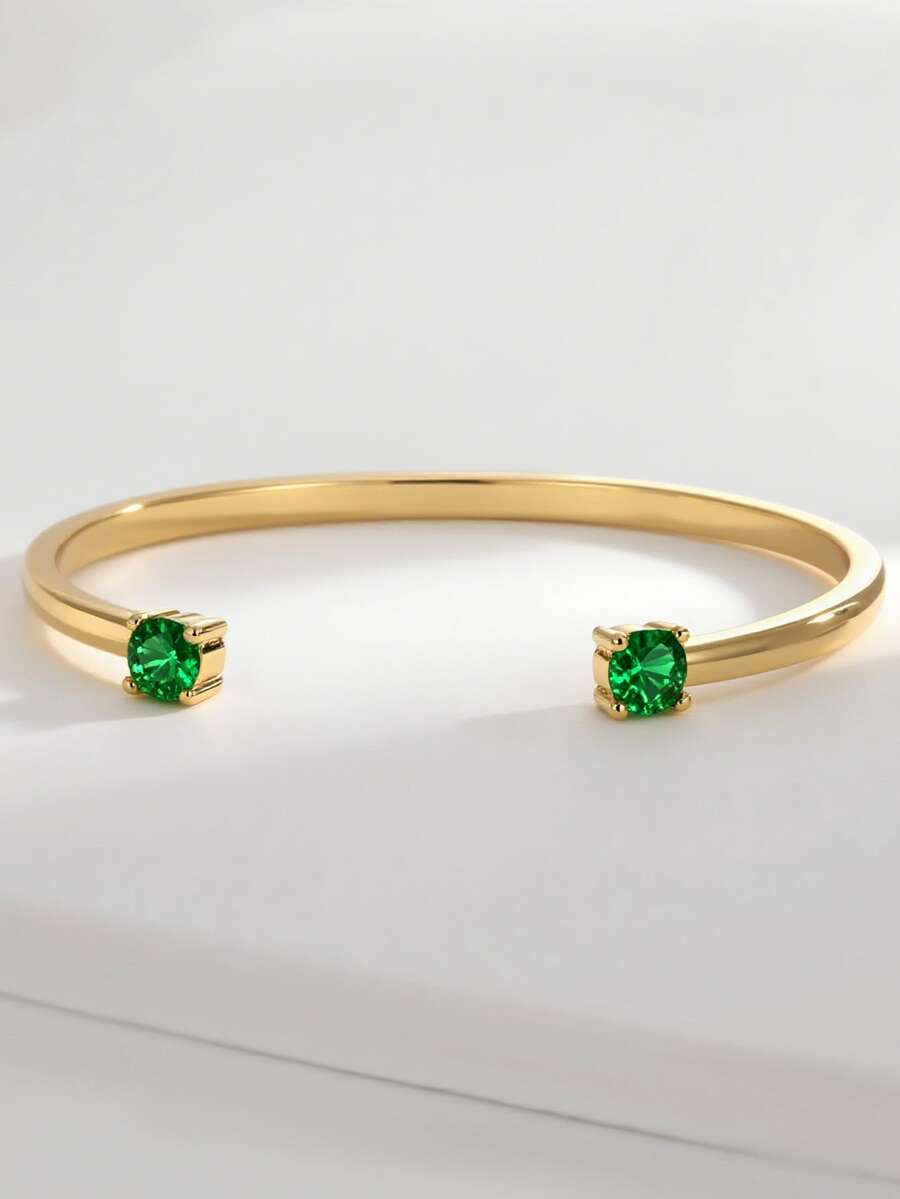 Charm-In Brazalete abierto chapado en oro de 18K con piedra de circonia verde, joyería como regalo de vuelta a clases