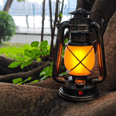 Lanterne décorative vintage classique, rechargeable par USB, 3 modes d'éclairage, contrôle par bouton interrupteur, effet de lumière de flamme dansante; lampe de camping suspendue pour la cour, apparence usée, élégante et atmosphérique, conception à crochet, portable et facile à placer, convient pour le jardin, le porche, la chambre, la cour, la tente, l'éclairage de décoration de fête