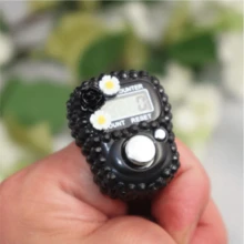8 modelli di contatore elettronico con fiore di strass e pulsante di reset - contatore portatile da dito per sport, palestra, preghiera e inventario, contatore digitale a LED con cinturino da polso