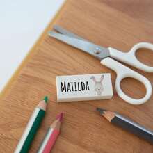 Gommes rétractables personnalisées avec nom, gommes de crayon personnalisées avec fleur de mois, gommes en caoutchouc, gommes pour dessin, fournitures scolaires, cadeau de rentrée scolaire. Gommes personnalisées convenant au bureau, à l'école, aux étudiants, rentrée scolaire