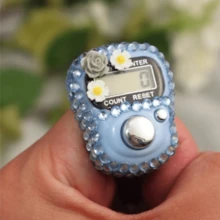 8 modelli di contatore elettronico con fiore di strass e pulsante di reset - contatore portatile da dito per sport, palestra, preghiera e inventario, contatore digitale a LED con cinturino da polso