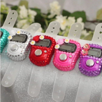 8 款水钻花朵电子计数器带重置功能 - 便携式手指点击器，适用于运动、健身、祈祷和盘点，数字 LED 珠子计数器带腕带