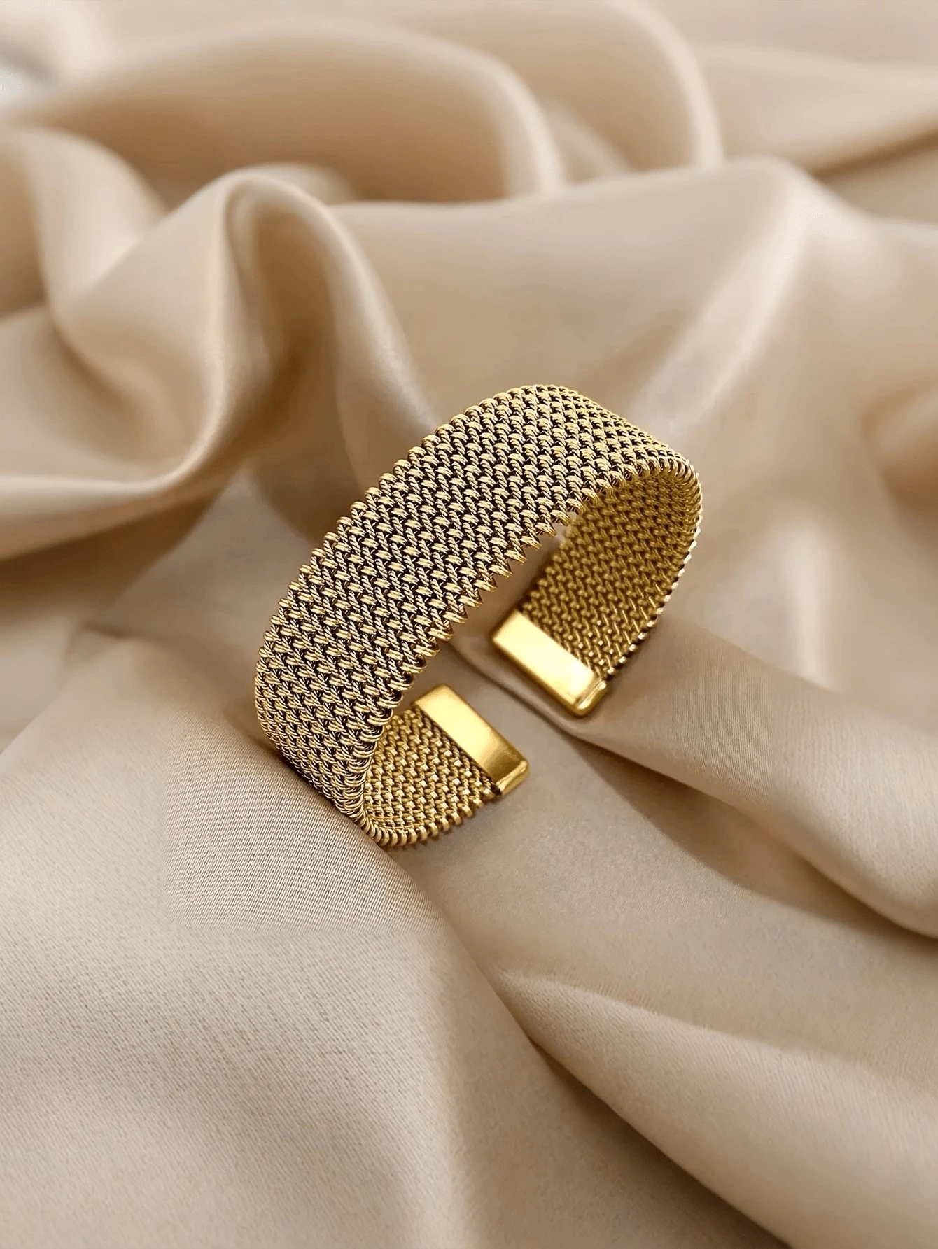 1pc Stainless Steel Fashionable Personalized Circular Soft Bangle Bracelet, Delicate Line Embossed Luxury C-Shaped Adjustable Women Jewelry