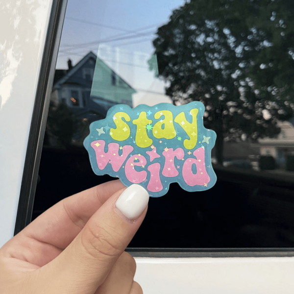 สติกเกอร์ "Stay Weird" - ไวนิล กันน้ำ ติดง่าย เหมาะสำหรับโน้ตบุ๊ก และขวดน้ำ สติกเกอร์ลายเด่นและคงทน