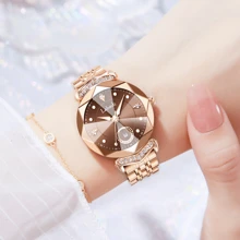Eine High-End und einfache, aber luxuriöse Damen Quarzuhr mit Roségold Gehäuse, mehrfarbigem Zifferblatt, Roségold Stahl Armband, Klee Muster, Diamant Einlage und Skalen, geeignet für den täglichen Gebrauch LA536
