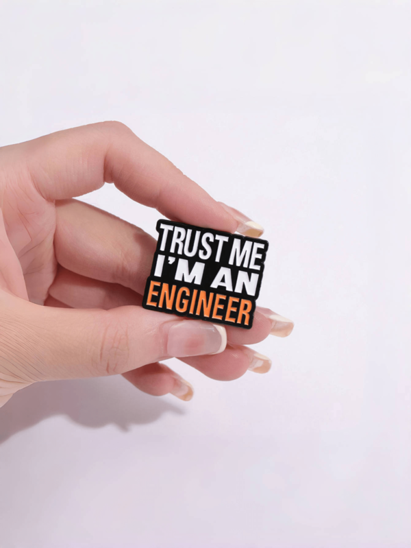 1 creatieve cartoon brochespeld met de tekst "Believe Me I'm An Engineer", geschikt voor dagelijks gebruik door mannen en vrouwen.