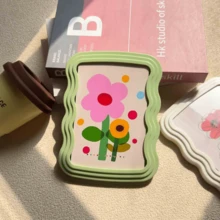 1 Pieza Marco decorativo curvo verde de 4x6 pulgadas - Exhibición de escritorio y pared con diseño de arco artístico y soporte versátil - Accesorio moderno para el hogar, elemento esencial para galería de pared, decoración de escritorio de oficina, exhibición de arte para regalo, interior de estilo bohemio, decoración de estantería minimalista para dormitorio