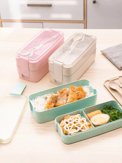 1个三格午餐盒，采用小麦秸秆材质，防漏设计，配有勺子和叉子，可重复使用，可微波炉加热，便携式保温午餐盒，适合儿童和成人，是学习用品、返校季、厨房必备品和圣诞礼物的理想之选。