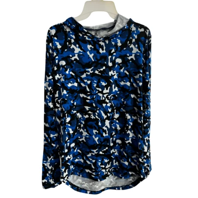 Playera manga larga con capucha, estampado camuflaje para hombre