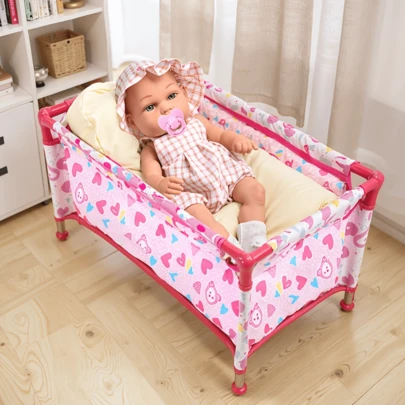 1 件可爱粉色心形娃娃床 - 重生娃娃、婴儿娃娃和身高 45 厘米以下的新生儿娃娃。适合 3 岁以上儿童的完美礼物，非常适合玩耍和展示，俏皮的设计 | 柔软的布艺床，娃娃家具（不包括娃娃）