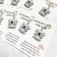 5 件/10 件考拉主题钥匙扣，配有励志卡片 - 由树脂制成，创意设计 - 送给老师、教练、导师、父母和朋友的完美感谢礼物，时尚、优雅、简约，是向母亲和父亲表达感谢的配饰。适合女性 - 白色 - 查看 3