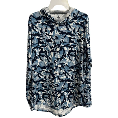 Playera manga larga con capucha, estampado camuflaje para hombre