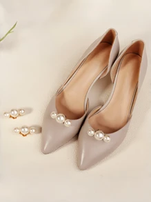两件时尚百搭的DIY手工仿珍珠新娘鞋夹，可拆卸，可装饰高跟鞋、日常、节日、婚礼等场合，亦可作为鞋花和鞋子装饰。