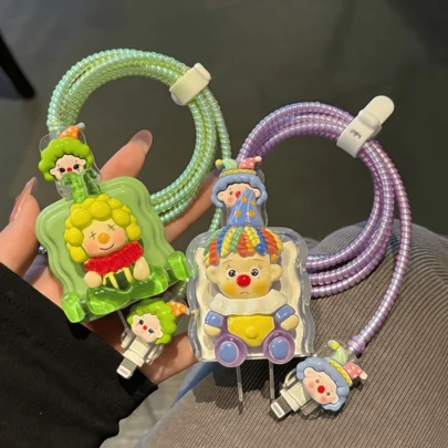 Bộ 5 chiếc bảo vệ cáp sạc hình chú hề dễ thương và ngộ nghĩnh, có hai màu xanh lá cây và tím, tương thích với bộ sạc 18W/20W chuẩn Mỹ dành cho iPhone 11/12/13/14/15/16 Pro Max, cáp dữ liệu chống gãy dài 1.5m, bảo vệ đầu sạc bằng TPU.