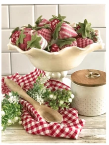 6pcsStrawberry Shaped Filling, Handmade Retro Style Fabric Strawberries, Tray Decoration, Room Decor,Decor,Desk Accessories,Trinkets,Birthday Decorations,Party Decorations,Room Decor, Living Room Decoration, Room Decoration, Bathroom Decoration, Outdoor Decoration, Can Be Used For Ation, Christmas Decoration, Home Decor Christmas Decorations Winter