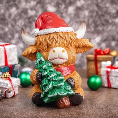 异想天开的圣诞高地牛雕像 - 节日树脂桌面装饰，带圣诞树，室内节日家居装饰，用于架子、书桌、壁炉架、牛装饰、架子节日装饰、圣诞装饰