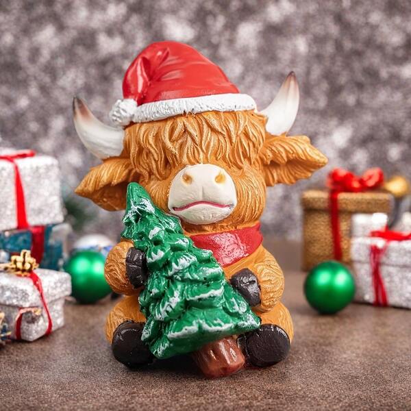 异想天开的圣诞高地牛雕像 - 节日树脂桌面装饰，带圣诞树，室内节日家居装饰，用于架子、书桌、壁炉架、牛装饰、架子节日装饰、圣诞装饰