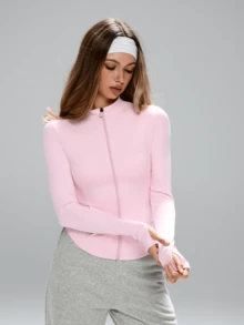 复古时尚设计，高领带拇指孔袖口，修身剪裁，全拉链前襟，经典运动美学，轻松驾驭健身房与街头风格，复古运动夹克套装，带拇指孔瑜伽夹克，复古运动两件套，拇指孔袖口、口袋和腰部设计，女士运动瑜伽夹克，复古高领拉链夹克套装，两件套 - 彩色 - 查看 3