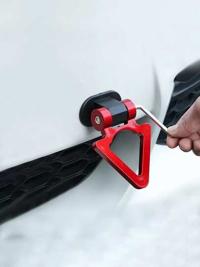 1 件通用汽车和 SUV 拖钩装饰 - 赛车风格，采用三角形和圆形轨道设计，耐用 PC 材料，外部夹式汽车配件，完美的汽车用品，适用于各种车型，可提升外观并升级您的驾驶体验