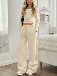 Bộ đồ 2 mảnh dành cho nữ, kiểu dáng tối giản thanh lịch gồm áo crop top cổ tròn xếp ly màu trơn và quần ống rộng, thoải mái, nhẹ nhàng thoáng khí, phù hợp cho trang phục hàng ngày tinh tế, cỡ lớn. - Màu be - Xem 3