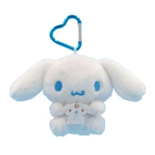 Sanrio 卡通人物毛绒钥匙扣吊坠 - Hello Kitty、Cinnamoroll、Kuromi 和 Pochacco 包饰带心形夹 - 适合女孩、女士和学生的可爱收藏礼物 - 适合生日、返校、万圣节、感恩节、圣诞节和情人节