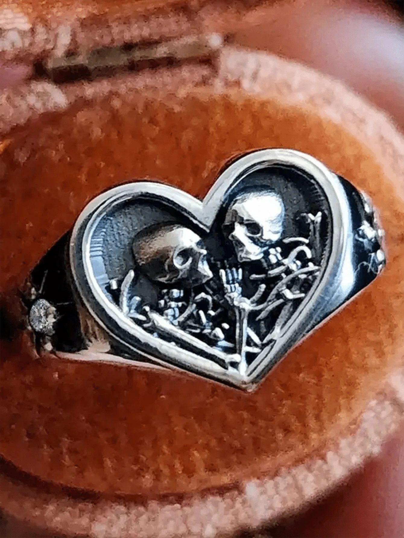 1 Pc Vintage Personalized Punk Style Bone Embrace Heart Set White Synthetic Zirconia Silvery Men's And Women's Rings Suitable For Daily Couple Dating Vacation - 復古銀色 - 查看 1