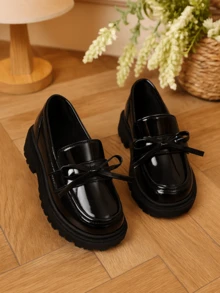 1 双黑色漆皮蝴蝶结一脚蹬儿童乐福鞋，橡胶软底加高，柔软 PU 衬里，优雅英伦风格中跟，适合 3-15 岁女孩，休闲、度假、学校、派对、户外穿着，2025 年新款春夏秋冬