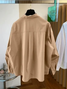 女士不对称下摆衬衫，粉色、黑色、白色、卡其色等多种颜色可选，适合春、夏、秋、冬四季穿着。纯色前襟纽扣口袋设计，优雅休闲的办公着装，也适合狂欢节、情人节、返校季、毕业典礼、母亲节等场合。 - 卡其色 - 查看 3