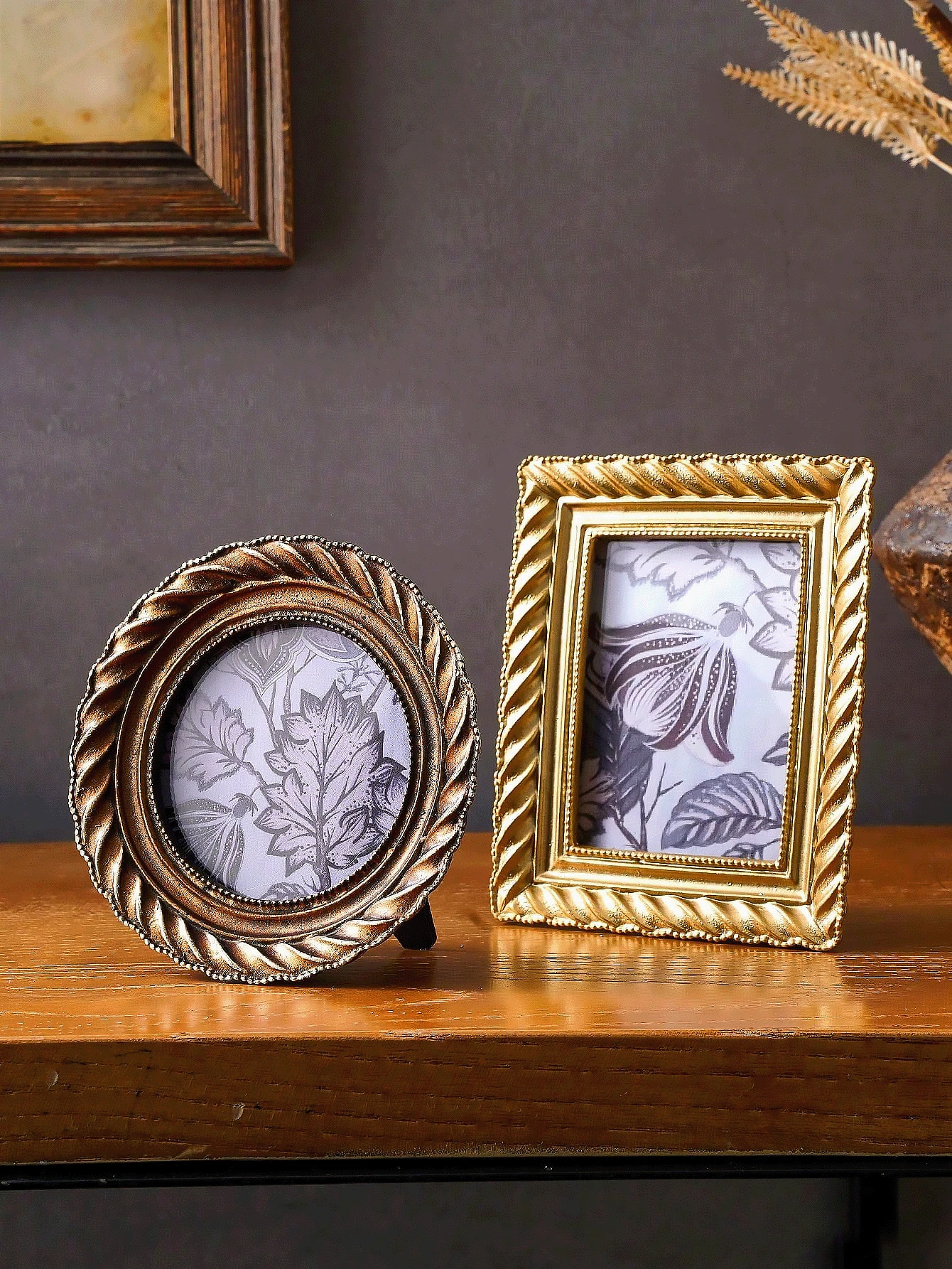 一套随机照片纸复古美式精致雕花树脂相框，墙面装饰画，桌面摆件，法式复古雕花相框，复古浪漫，独特精致雕花相框，适用于客厅、卧室、办公室、工作室、画廊，记录日常生活中的珍贵瞬间 - 彩色 - 查看 1