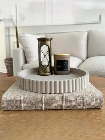 小巧圆形装饰托盘，适用于咖啡桌、桌面等，可用作餐桌摆件、阳光之旅或返校季的装饰品，也可用于收纳珠宝首饰或化妆间装饰。