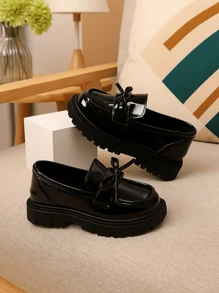 1 双黑色漆皮蝴蝶结一脚蹬儿童乐福鞋，橡胶软底加高，柔软 PU 衬里，优雅英伦风格中跟，适合 3-15 岁女孩，休闲、度假、学校、派对、户外穿着，2025 年新款春夏秋冬